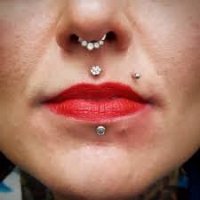 Stijlvolle expressie: De elegantie van de piercing boven lip