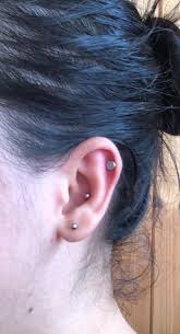 Trendy en Subtiel: De Schoonheid van de Kleine Tragus Piercing