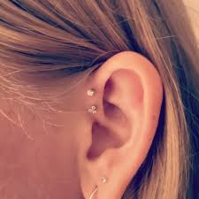 Alles over de trendy oor piercing forward helix: stijlvol en uniek