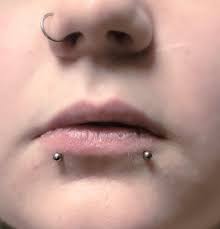 Stijlvolle Piercing Door de Lip: Een Gedurfde Keuze