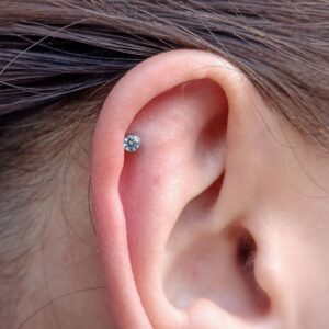 Schitterende Helix Piercing met Steentje: Een Stijlvolle Toevoeging aan Je Look