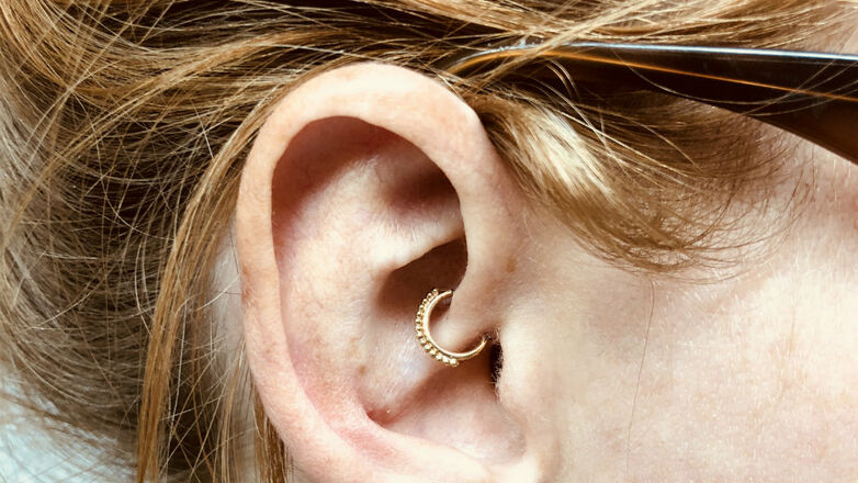 Tips voor Comfortabel Slapen met een Helix Piercing