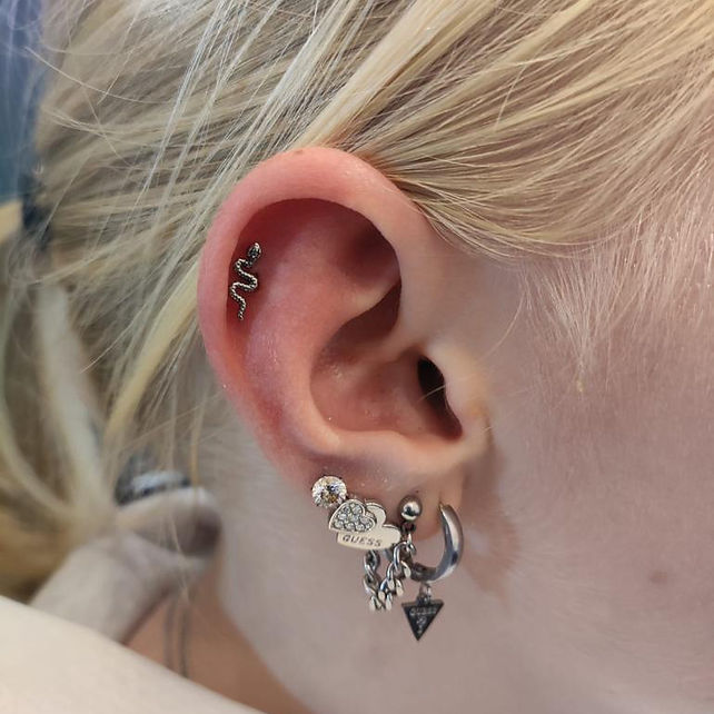 Stijlvolle Helix Piercing met Schitterend Steentje: Een Tijdloze Keuze