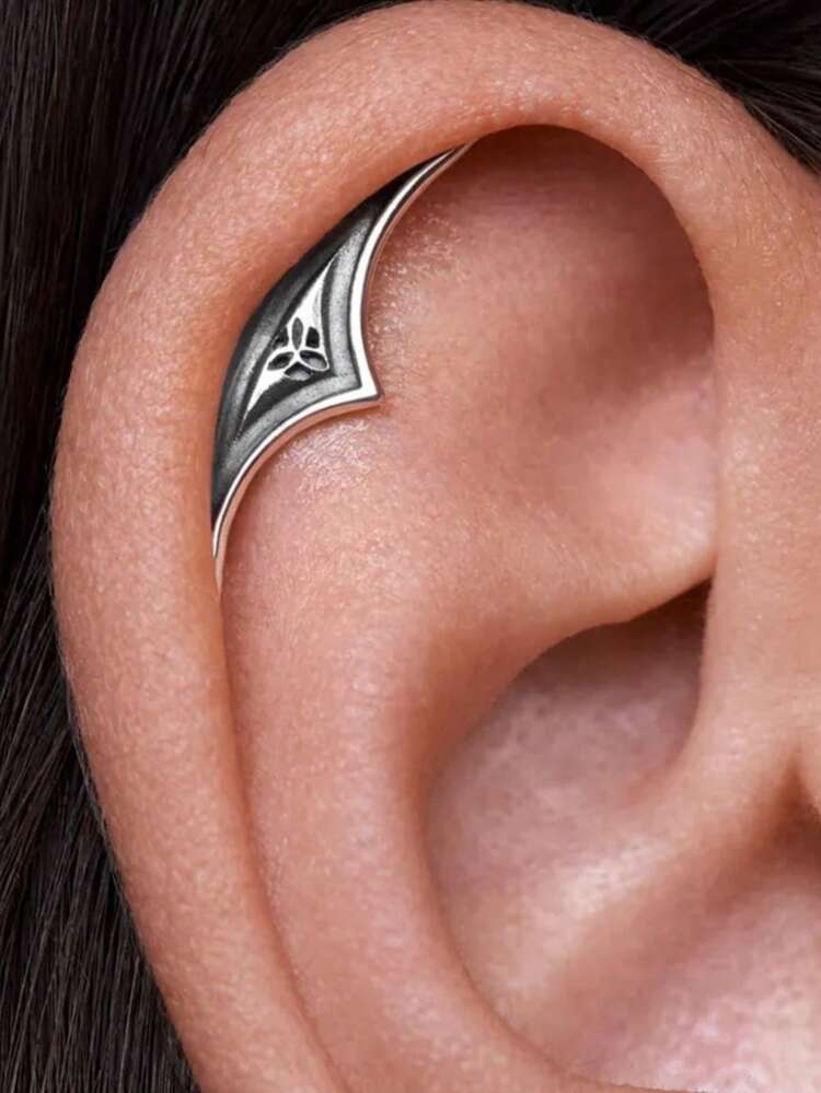 Stijlvolle Oorbel Door Kraakbeen: Een Gedurfde Piercingkeuze