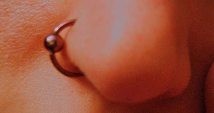 De Stijlvolle Septumpiercing: Alles over de Piercing Neus Midden