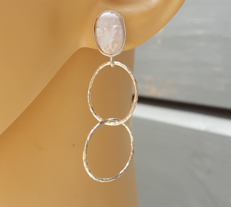 Tijdloze Elegantie: Zilveren Ringetjes Oorbellen als Stijlvolle Accessoires